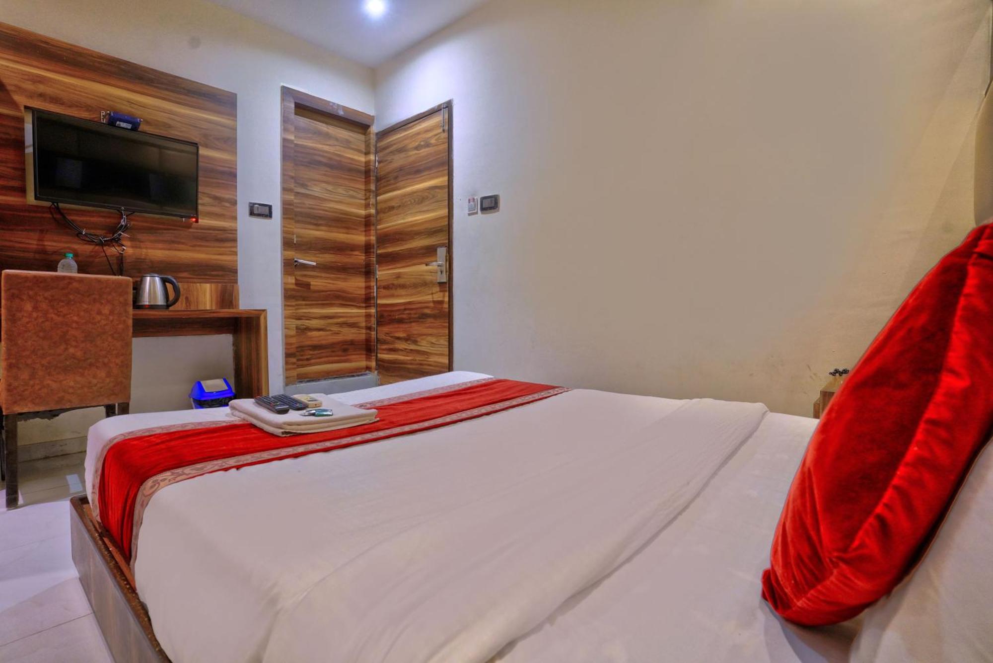 Meriton Buisness Hotel Mumbai International Airport T-2, Mumbai